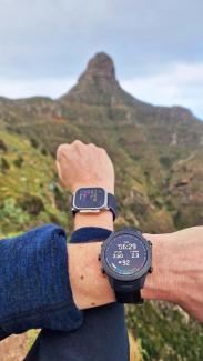 Unser Autor mit den Smartwaches Garmin Marq Athlete und Apple Watch Ultra am Handgelenk