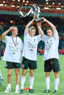 Fredi Bobic, Jürgen Klinsmann und Stefan Kuntz mit Europameister-Pokal 1996