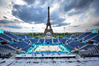 Volleyballfeld unterhalb des Eiffelturms in Paris