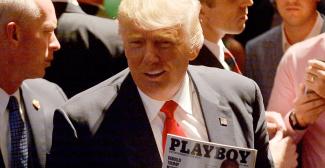 Donald Trump mit der Playboy-Ausgabe 1990 bei einer Wahlkampfveranstaltung 2016
