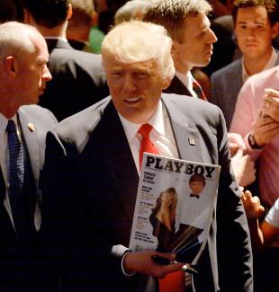 Donald Trump mit der Playboy-Ausgabe 1990 bei einer Wahlkampfveranstaltung 2016