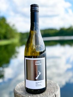 Flasche des Sommerwein 2023 „Little Beauty“ Sauvignon Blanc Limited Edition con Vinultra vor einem See